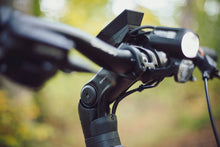 Lade das Bild in den Galerie-Viewer, Centurion Country Tour R2600i schwarz Lenker Detail im Wald