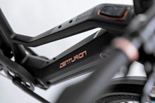 Lade das Bild in den Galerie-Viewer, Centurion Country Tour R2600i schwarz Oberrohr Ladebuchse