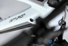 Lade das Bild in den Galerie-Viewer, Centurion Lhasa E R2600i EQ logo detail