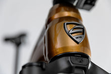 Lade das Bild in den Galerie-Viewer, Centurion Numinis R2600i EQ logo detail