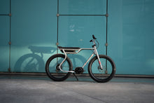 Lade das Bild in den Galerie-Viewer, Ruff Cycles Biggie delirium silver vor blauem hintergrund