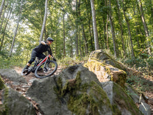 Lade das Bild in den Galerie-Viewer, Rotwild R.X735 CORE 2023 im Gelände