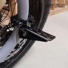 Lade das Bild in den Galerie-Viewer, Lil' Buddy - Fußstützen schwarz horizontal detail 2