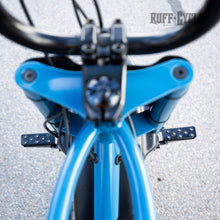 Lade das Bild in den Galerie-Viewer, Lil' Buddy - Fußstützen schwarz horizontal vorne verbaut 2